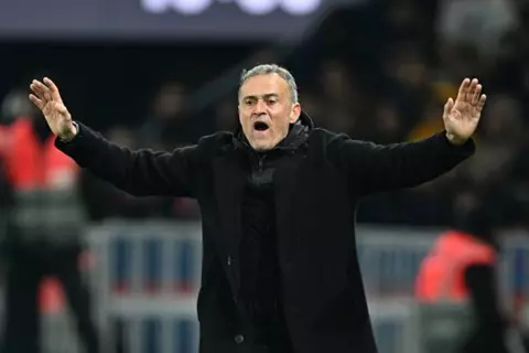 تقارير: لويس إنريكي يحدد 5 أسماء للرحيل عن باريس سان جيرمان